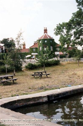 Photo:The Griff Inn, Eel Pool Road at Drakeholes in the 1990s.  This popular pub lies next to the Chesterfield Canal. The pub was originally built as the White Swan in the late 18th century by Squire Jonathon Acklom of nearby Wiseton hall. It overlooks a wharf on the Chesterfield Canal and is adjacent to Drakeholes Tunnel. The name was changed by licensee J Griffiths in recent years.