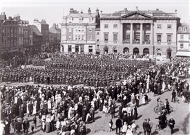Photo:The same scene exactly 100 years before when soldiers of the 8th Btn Sherwood Foresters assembled in Newark Market Place prior to marching off to war