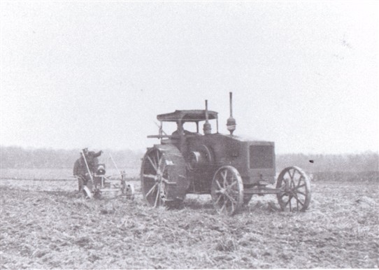Photo: Illustrative image for the 'Tractors replace plough horses' page