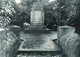 Photo:The monument at Thompson's Mound