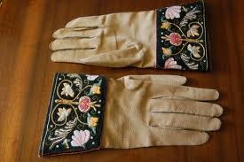 Photo:A pair of gloves